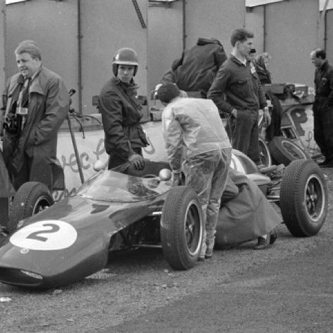Intervention mécanique pendant les essais du GP de Bruxelles, Jimmy à mis sa tenue de pluie...